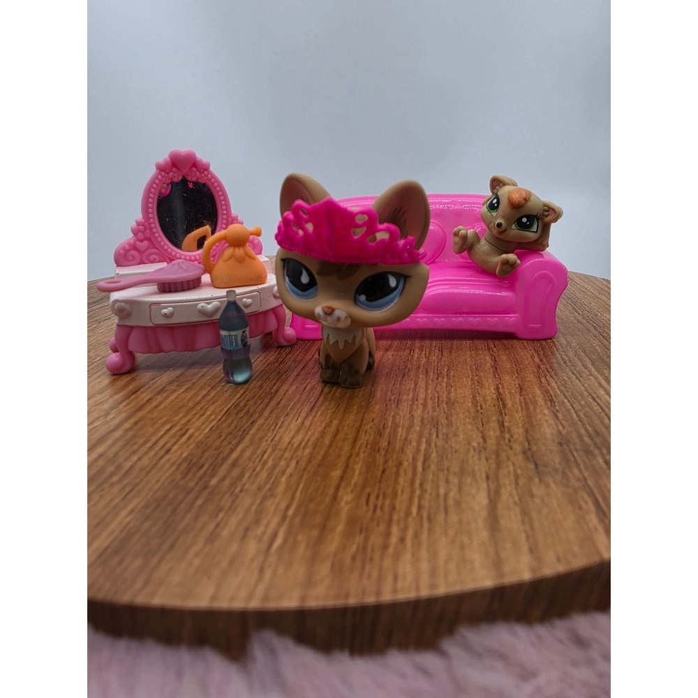 Littlest Pet Shop #673 Fox with Miniature Dollhouse Accessories